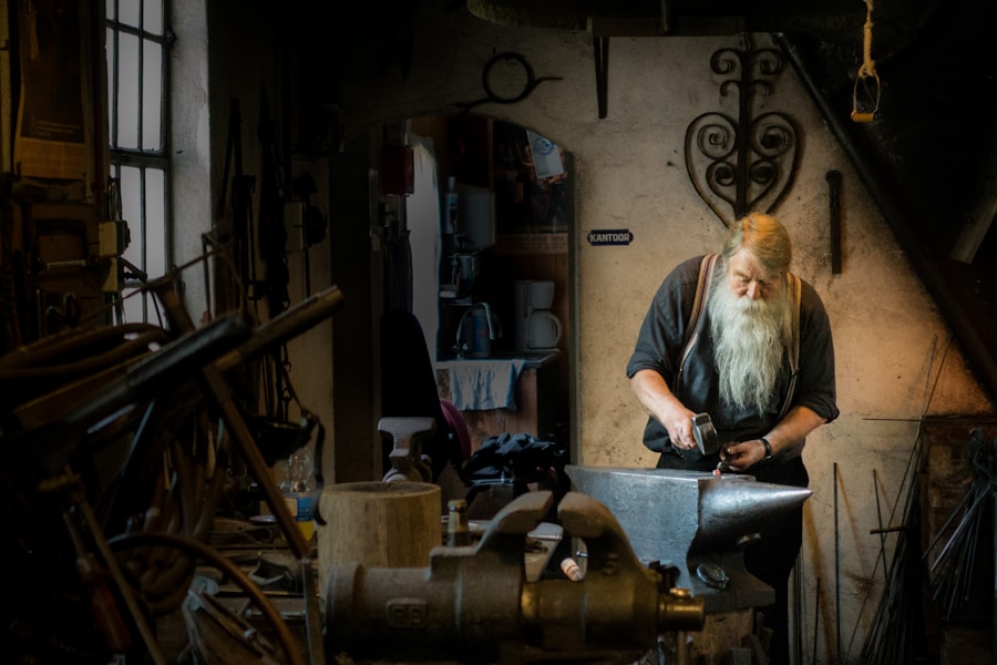 Un herrero trabajando sobre el yunque en su taller